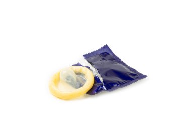 Beyaz arka planda izole edilmiş prezervatifler. Ambalajda renkli renkli meyve renkli prezervatifler. Güvenli seks konsepti. Doğum kontrol hapı. Farklı doğum kontrol yöntemleri. AİDS önleme. Dünya AIDS Günü. Cinsel sağlık.