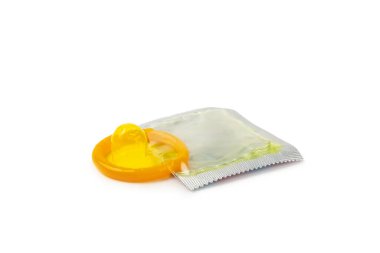 Beyaz arka planda izole edilmiş prezervatifler. Ambalajda renkli renkli meyve renkli prezervatifler. Güvenli seks konsepti. Doğum kontrol hapı. Farklı doğum kontrol yöntemleri. AİDS önleme. Dünya AIDS Günü. Cinsel sağlık.