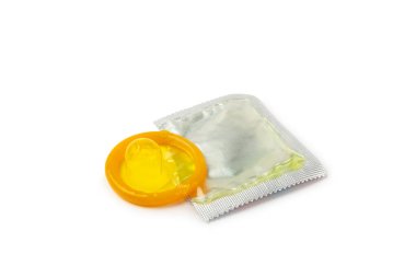 Beyaz arka planda izole edilmiş prezervatifler. Ambalajda renkli renkli meyve renkli prezervatifler. Güvenli seks konsepti. Doğum kontrol hapı. Farklı doğum kontrol yöntemleri. AİDS önleme. Dünya AIDS Günü. Cinsel sağlık.