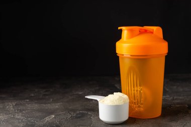 Protein karışımı ve renkli bir arka planda protein tozu. Toz su veya sütle karıştırılır. Dengeli bir diyet için diyet takviyesi. Beyaz protein. Fitness ve jimnastik diyeti.