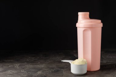 Protein karışımı ve renkli bir arka planda protein tozu. Toz su veya sütle karıştırılır. Dengeli bir diyet için diyet takviyesi. Beyaz protein. Fitness ve jimnastik diyeti.
