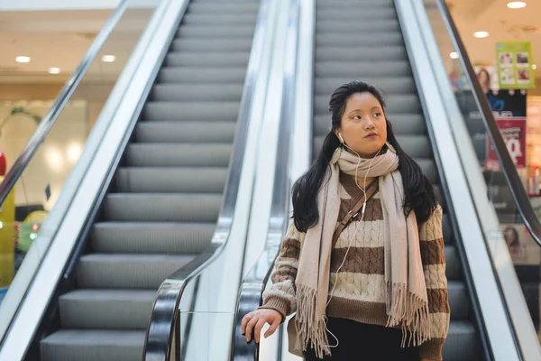 Genç Asyalı Kadın Alışveriş Gününün Tadını Çıkarıyor Kadın Alışveriş Merkezinde — Stok fotoğraf