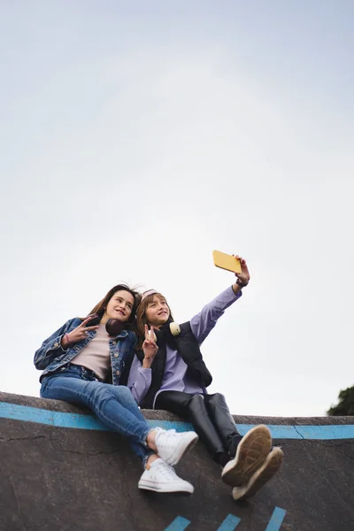 Güzel Gülümseyen Sarışın Kız Kardeşler Bir Pompa Pistinde Otururken Akıllı — Stok fotoğraf