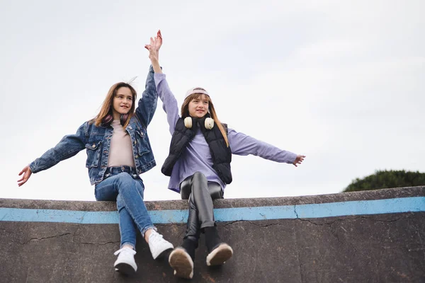 Genç Kız Kardeşler Bir Pompa Pistinde Tatilin Tadını Çıkarıyorlar Mutlu — Stok fotoğraf