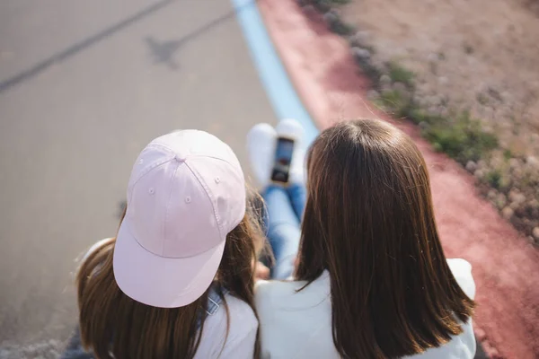 Kız Kardeşin Parkta Akıllı Bir Telefonla Selfie Çekerken Görüntüsü — Stok fotoğraf