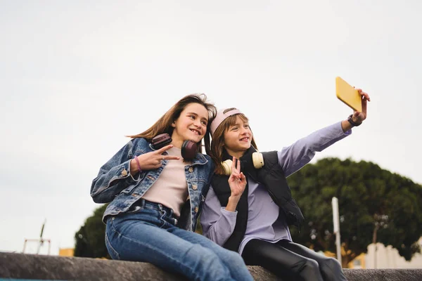 Şapkalı Mutlu Sarışın Ergen Kız Kardeşiyle Selfie Çekiyor Olumlu Duygular — Stok fotoğraf