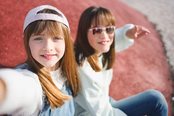 Güzel Mutlu Bir Genç Parkta Kız Kardeşiyle Kameraya Gülümsüyor — Stok fotoğraf