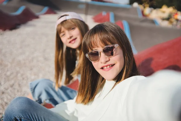 Güzel Gülümseyen Kız Kız Kız Kardeşiyle Parkta Selfie Çekiyor — Stok fotoğraf