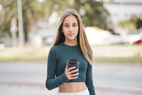 Sarışın Genç Öğrenci Kahve Içiyor Kameraya Bakıyor Genç Kız Lisenin — Stok fotoğraf