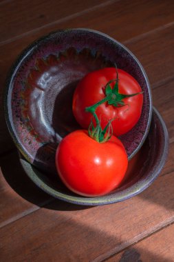 Ahşap arka planda domates, sağlıklı gıda konsepti..