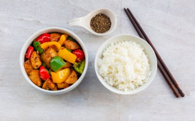 Kızarmış tavuk, tatlı biber, ahşap arka planda pirinç, üst manzara, yemek ve içecek konsepti..