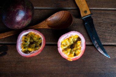 Ahşap arka planda tutku meyvesi, üst manzara, sağlıklı meyve kavramı.