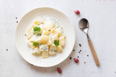 Ahşap arka planda patates salatası kremalı mayonez fotokopi alanı, sağlıklı yiyecek konsepti..