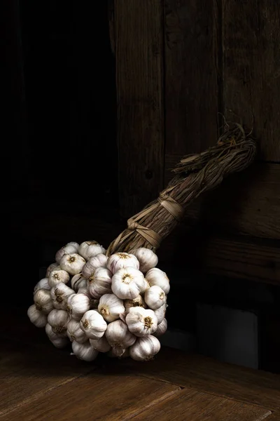 stock image Garlic on black wood background close up, top view, healthy food concept.