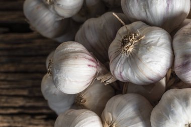 Sarımsak siyah ahşap arka planda. Yakın plan, üst görüş, sağlıklı gıda konsepti..