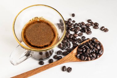 Espresso kahvesi beyaz ahşap arka plan manzaralı, kahvaltı yemeği kavramlı..