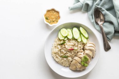 Hainanese tavuğunun beyaz arka planda sebze sosu var, Asya yemekleri konsepti..