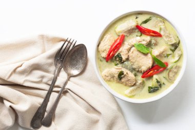 Yeşil tavuk körili patlıcan soğuğu var. Beyaz ahşap arka planda fesleğen, üst manzara, Asya yemeği konsepti..