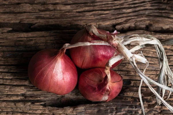 Shallot Cebolla Roja Mesa Madera Oscura Vista Superior Cerca Concepto — Foto de Stock