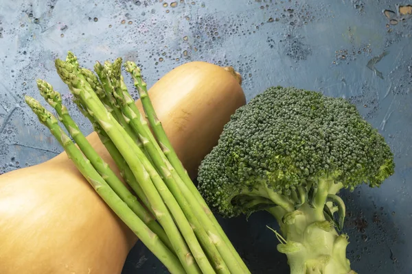 Φρέσκα Μπρόκολα Λαχανικά Κολοκύθας Σπαραγγιών Φόντο Μπλε Ξύλου Copy Space — Φωτογραφία Αρχείου