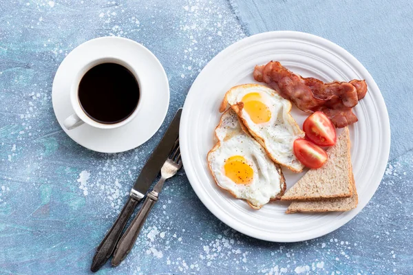 青い木の背景に揚げ卵ベーコンパンとコーヒートップビュー 朝食料理とドリンクのコンセプト — ストック写真