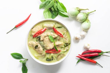 Yeşil tavuk körili patlıcan soğuğu var. Beyaz ahşap arka planda fesleğen, üst manzara, Asya yemeği konsepti..