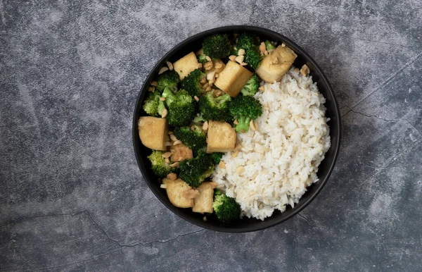Ανακατέψτε Τηγανητά Μπρόκολο Tofu Φιστίκια Έχει Καφέ Ρύζι Μαύρο Μπολ Φωτογραφία Αρχείου