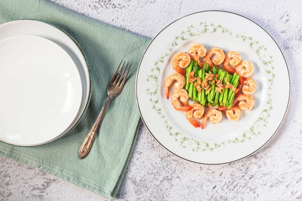 Ανακατέψτε Τηγανητά Σπαράγγια Γαρίδες Στο Πιάτο Λευκό Σχιστόλιθο Φόντο Πάνω Εικόνα Αρχείου