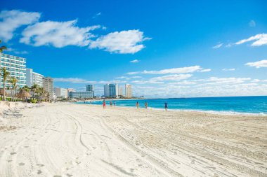 Cancun Otel Bölgesi 'ndeki Playa Chacmool' un güzel manzarası yumuşak beyaz kum, turkuaz Karayip suları ve kırsal bir cankurtaran kulesi gösteriyor. Fotoğraf bu halk plajının huzurlu atmosferini yakındaki yerlerden daha az kalabalık bir şekilde yakalıyor.. 