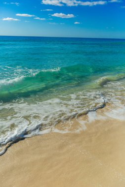 Cancun Otel Bölgesi 'ndeki Playa Chacmool' un güzel manzarası yumuşak beyaz kum, turkuaz Karayip suları ve kırsal bir cankurtaran kulesi gösteriyor. Fotoğraf bu halk plajının huzurlu atmosferini yakındaki yerlerden daha az kalabalık bir şekilde yakalıyor.. 