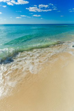 Cancun Otel Bölgesi 'ndeki Playa Chacmool' un güzel manzarası yumuşak beyaz kum, turkuaz Karayip suları ve kırsal bir cankurtaran kulesi gösteriyor. Fotoğraf bu halk plajının huzurlu atmosferini yakındaki yerlerden daha az kalabalık bir şekilde yakalıyor.. 