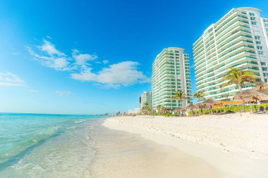 Cancun Otel Bölgesi 'ndeki Playa Chacmool' un güzel manzarası yumuşak beyaz kum, turkuaz Karayip suları ve kırsal bir cankurtaran kulesi gösteriyor. Fotoğraf bu halk plajının huzurlu atmosferini yakındaki yerlerden daha az kalabalık bir şekilde yakalıyor.. 