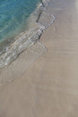 Cancun Otel Bölgesi 'ndeki Playa Chacmool' un güzel manzarası yumuşak beyaz kum, turkuaz Karayip suları ve kırsal bir cankurtaran kulesi gösteriyor. Fotoğraf, yakınlardaki yerlerden daha az kalabalık olan bu halk plajının huzurlu atmosferini yakalıyor. Uzun oteller!