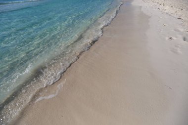 Cancun Otel Bölgesi 'ndeki Playa Chacmool' un güzel manzarası yumuşak beyaz kum, turkuaz Karayip suları ve kırsal bir cankurtaran kulesi gösteriyor. Fotoğraf, yakınlardaki yerlerden daha az kalabalık olan bu halk plajının huzurlu atmosferini yakalıyor. Uzun oteller!