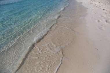 Cancun Otel Bölgesi 'ndeki Playa Chacmool' un güzel manzarası yumuşak beyaz kum, turkuaz Karayip suları ve kırsal bir cankurtaran kulesi gösteriyor. Fotoğraf, yakınlardaki yerlerden daha az kalabalık olan bu halk plajının huzurlu atmosferini yakalıyor. Uzun oteller!