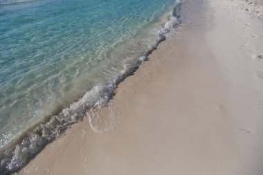 Cancun Otel Bölgesi 'ndeki Playa Chacmool' un güzel manzarası yumuşak beyaz kum, turkuaz Karayip suları ve kırsal bir cankurtaran kulesi gösteriyor. Fotoğraf, yakınlardaki yerlerden daha az kalabalık olan bu halk plajının huzurlu atmosferini yakalıyor. Uzun oteller!