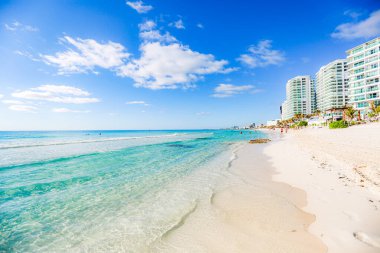 Cancun Otel Bölgesi 'ndeki Playa Chacmool' un güzel manzarası yumuşak beyaz kum, turkuaz Karayip suları ve kırsal bir cankurtaran kulesi gösteriyor. Fotoğraf, yakınlardaki yerlerden daha az kalabalık olan bu halk plajının huzurlu atmosferini yakalıyor. Uzun oteller!