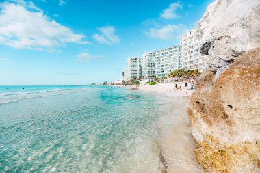 Cancun Otel Bölgesi 'ndeki Playa Chacmool' un güzel manzarası yumuşak beyaz kum, turkuaz Karayip suları ve kırsal bir cankurtaran kulesi gösteriyor. Fotoğraf, yakınlardaki yerlerden daha az kalabalık olan bu halk plajının huzurlu atmosferini yakalıyor. Uzun oteller!