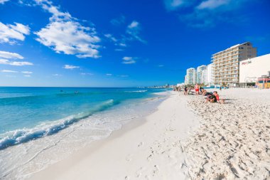 Cancun Otel Bölgesi 'ndeki Playa Chacmool' un güzel manzarası yumuşak beyaz kum, turkuaz Karayip suları ve kırsal bir cankurtaran kulesi gösteriyor. Fotoğraf, yakınlardaki yerlerden daha az kalabalık olan bu halk plajının huzurlu atmosferini yakalıyor. Uzun oteller!