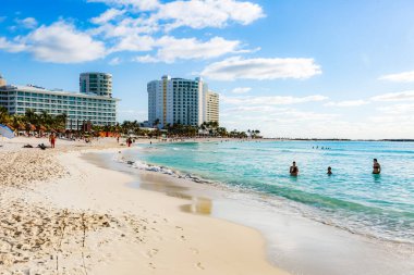 Cancun Otel Bölgesi 'ndeki Playa Chacmool' un güzel manzarası yumuşak beyaz kum, turkuaz Karayip suları ve kırsal bir cankurtaran kulesi gösteriyor. Fotoğraf, yakınlardaki yerlerden daha az kalabalık olan bu halk plajının huzurlu atmosferini yakalıyor. Uzun oteller!