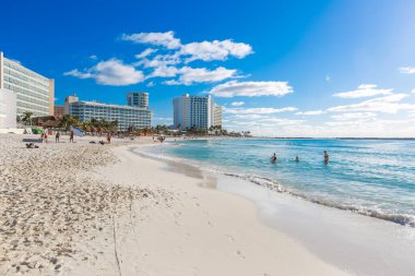 Cancun Otel Bölgesi 'ndeki Playa Chacmool' un güzel manzarası yumuşak beyaz kum, turkuaz Karayip suları ve kırsal bir cankurtaran kulesi gösteriyor. Fotoğraf, yakınlardaki yerlerden daha az kalabalık olan bu halk plajının huzurlu atmosferini yakalıyor. Uzun oteller!