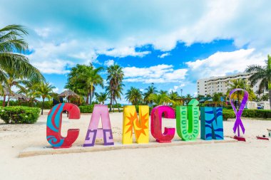 Playa Langosta 'da parlak ve güneşli bir gün. Meksika' daki Cancun Otel Bölgesi 'nde aile dostu bir plaj. Görüntü yumuşak beyaz kum, turkuaz Karayip suları ve dinamik bulutlarla dolu canlı mavi gökyüzünü yakalıyor. Kumsal hafifçe eğimli