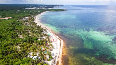 Riviera Maya 'daki Xpu-Ha Sahili' nin havadan görünüşü el değmemiş güzelliğini, kristal berrak turkuaz sularını, yumuşak beyaz kumları ve bereketli palmiye kaplı kıyılarını sergiliyor. Doğal Karayip sahillerini sergilemek için mükemmel, sessiz ve sakin bir tropikal ortam..