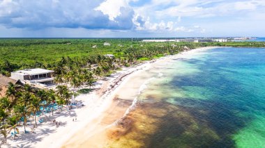 Yosun mevsiminde Xpu-Ha Sahili 'nin insansız hava aracı görüntüleri, kıyı şeridi boyunca deniz yosunlarının birikmesi ve suda yüzmesi. Bu fotoğraflar Meksika Karayipleri 'ndeki mevsimsel değişiklikleri ve çevresel etkileri belgeliyor.