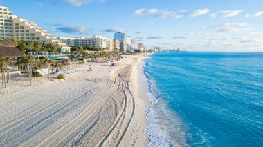 Mavi okyanusu ve beyaz kumsalı olan bir sahil. Kumsal boş ve gökyüzü temiz. Cancun Otel bölgesinin havadan görünüşü, Quintana Roo Mexico 