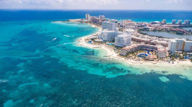 Arkasında şehir olan güzel bir sahil. Su mavi ve gökyüzü berrak. Cancun Otel bölgesinin havadan görünüşü, Quintana Roo Mexico 