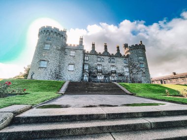 Büyük bir kulesi ve büyük bir avlusu olan bir kale. Kale yemyeşil çimlerle çevrili. Kilkenny İrlanda.