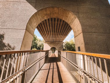 Kilkenny Ireland, Temmuz 2023 Köprüsü, ahşap bir yürüyüş yolu ve metal korkulukları var. Köprü kemerli ve uzun mesafeli Kilkenny, İrlanda