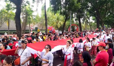 Endonezya halkı Endonezya 'nın bağımsızlık gününü büyük Endonezya bayraklarını taşıyarak kutladılar