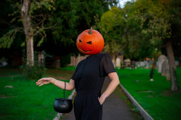 Halloween Téma Štíhlá Žena Černém Oblečení Oranžovou Dýní Hlavě Kotel — Stock fotografie